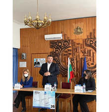 Младен Маринов и Николина Ангелкова представиха в Пирдоп социалните приоритети на ГЕРБ-СДС