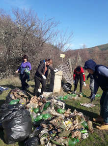 Туристи и доброволци чистиха край манастира "Св. Анна" и едноименния водопад в с. Смоличано, община Невестино