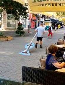 Полицията установи мъж от видеоклип в интернет, влачил пътен знак в центъра на Русе