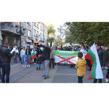 Около 50 души се събраха на протест в Пловдив и поискаха отпадането на зелените сертификати.