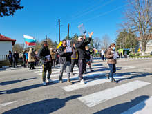 Протестиращи с плакати "Искаме вода" и "Къде е държавата?" излязоха на пътя Добрич-Силистра
