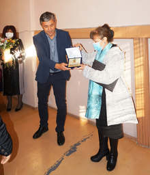 Дългогодишна учителка е удостоена с почетния знак на Община Радомир