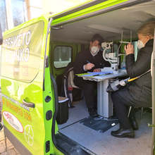 Преглеждат безплатно диабетици с проблеми в зрението в мобилен кабинет в Разград