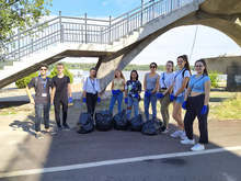 Младежи почистиха кея на Русе