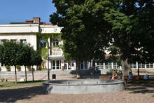 Неизвестни са счупили шадравана в центъра на Ловеч