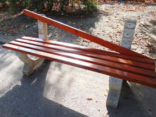 Повредени са 14 пейки по централната пешеходна зона в Шумен