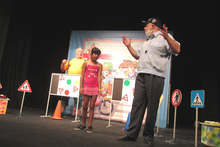 Премиера на образователния спектакъл "Не пресичай на червено" представя днес силистренският драматично-куклен театър