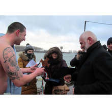 Двайсет и пет годишният Тодор Велинов извади богоявленския кръст от водите на Дунав край  Силистра