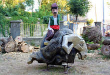 Скулптури и приказни сюжети украсяват Дневния център за медико-социални грижи в  Дебелец