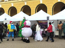 Фермерският пазар в Сливен днес е съпътстван с шествие на циркови артисти и коледна музика