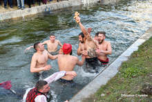 В Сливен на Богоявление бяха осветени бойните знамена, в река Новоселска се изви "мъжко хоро"