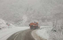 Обилен снеговалеж в Ловешка област затвори пътища