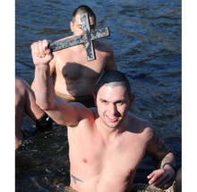 21-годишен студент грабна Кръста на Богоявление в Стара Загора