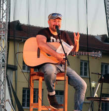 Стефан Вълдобрев гостува в Плевен с премиера на третото издание на автобиографичната си "Книга за песните"