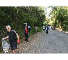 Служители на общинската администрация в Ловеч почистиха парк "Стратеш"
