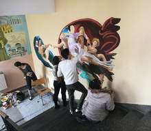 Стенопис с послание изрисуваха зрелостници от Търговище в родното училище