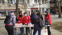 Доброволци от БЧК в Търговище организират благотворителен базар в подкрепа на деца и младежи