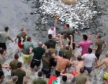 С литийно шествие и освещаване на бойните знамена във Велико Търново започна Богоявленският празник