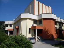 Проф. Владко Иванов дари екземпляри от новата си книга на трънската библиотека