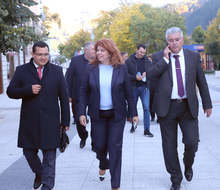 За децентрализацията на общините и обезлюдяването разговаря вицепрезидентът Илияна Йотова с ръководството и жители на Девин и Триград