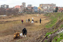 Започна почистването и осветяването на паметниците в Ямбол