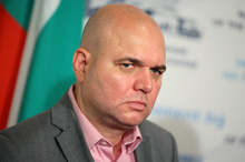 Депутатите не трябва да се ползват с привилегии по отношение паркирането около сградите на парламента, смята Владислав Панев от "Демократична България"