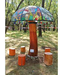 Витражна инсталация от рециклирано стъкло представят млади художници в парка "Света гора" във Велико Търново