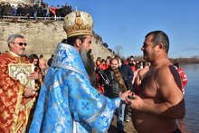 Десет смелчаци скочиха в Дунав, за да хванат  Богоявленския кръст