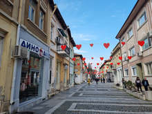 Младежи превърнаха старинната търговска улица на Враца в романтичен декор за Деня на влюбените