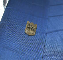 Кметът на Асеновград подари на общинските съветници значка с емблематичната за общината Асенова крепост