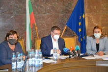 От четвъртък маските на открито стават задължителни,каза в Ловеч министър Костадин Ангелов