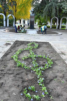 Паметникът на Аспарух Лешников в Хасково е с украса като монумента на Моцарт във Виена