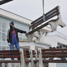 Общински служители в Бургас демонтират пейките от парковете в града