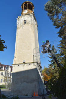 Светещи "замръзнали" сталактити ще красят Часовниковата кула в Разград