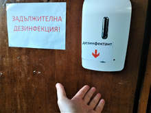 Автоматични диспенсъри с дезинфекционна течност ще бъдат поставени на входовете на големите магазини в Бургас