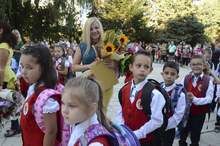 Кметът на Добрич пожела на първокласниците да научат буквите и да се срещнат с герои - пример за доброта