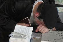 Евреи се поклониха пред мемориала на равина Елиезер Папо в Силистра и прочетоха специална молитва за ликвидиране на пандемията от COVID - 19