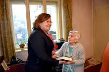 Въпреки стоте си години Райна Жекова продължава  да чете, шие и решава кръстословици