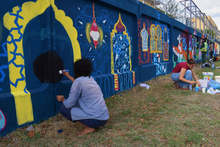 Изрисуваха с графити оградата на бежанския център в Харманли