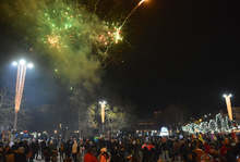 Фойерверки озариха Хасково заедно със светлините на коледната елха