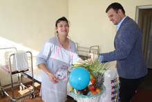 Кметът на Хасково дари първото бебе за 2020 година