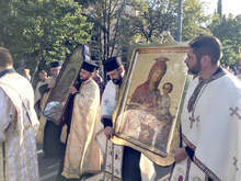 Миряни посрещнаха в Стара Загора две чудотворни икони на Божията майка