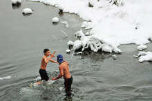 Тринадесетгодишният Йоан Николов извади кръста на Богоявление от водите на река Вит