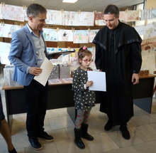 Районният съд в Кюстендил награди 104-ма ученика, участвали в конкурса за рисунка или текст "Съдът през моите очи"