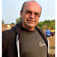 Впечатляващи четири коринтски капитела откриха археолози в римските императорски терми в Антична Рациария