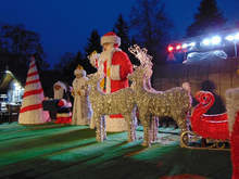 Поставят коледната украса в Шумен