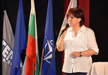 На атаките към нас отговаряме с видимите резултати от работата си, коментира Цвета Караянчева