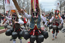 Кукери и коледари изпълниха със звук на чанове, песни, танци и обреди Хасково