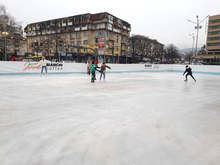 Ледената пързалка в Перник радва любителите на кънките