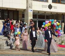 Абитуриентите в град Левски получиха поздрави и подаръци от кмета на общината Любка Александрова